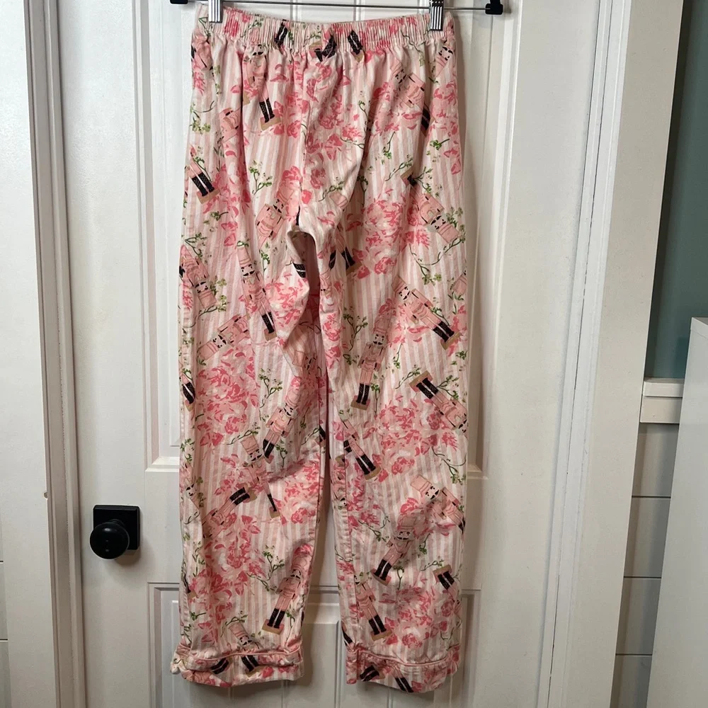 8 Oak Lane Ladies Pink Pajamas with Fun Nutcracker Christmas Print.‎ Size XS/S.